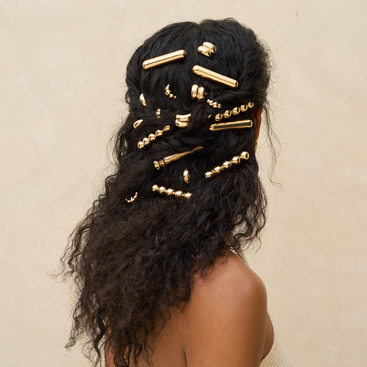 Pins metálicos dorados con forma de poni