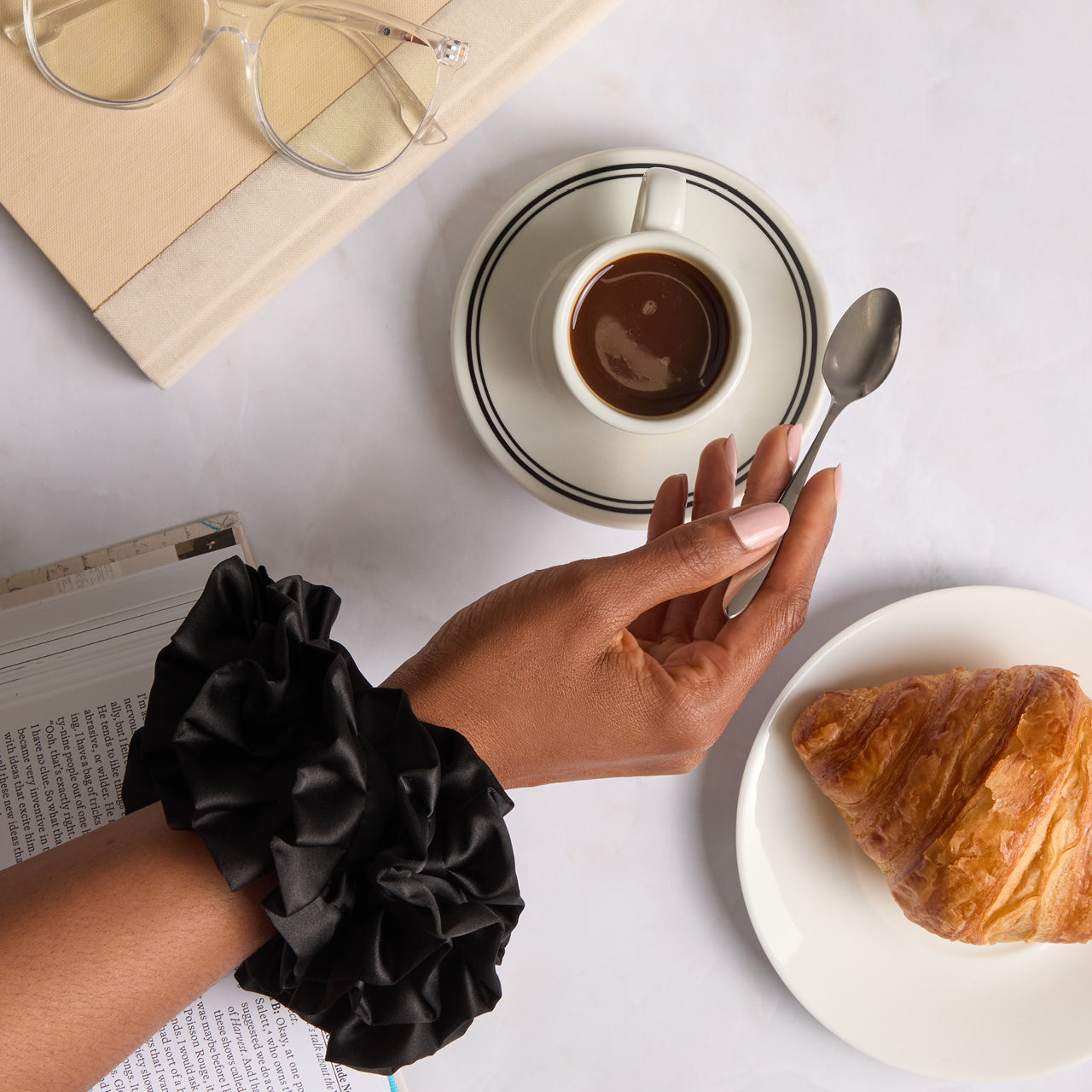 Scrunchie con volantes negro