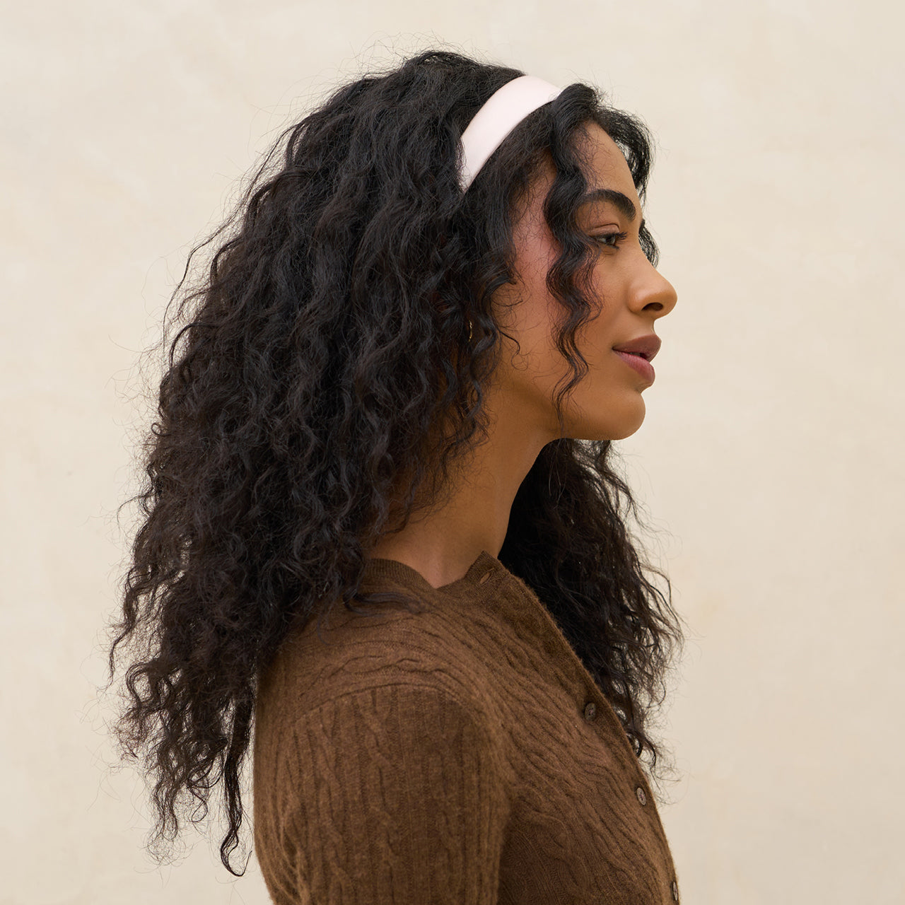 Satin- und Samtstirnbänder in Creme und Kamelbraun