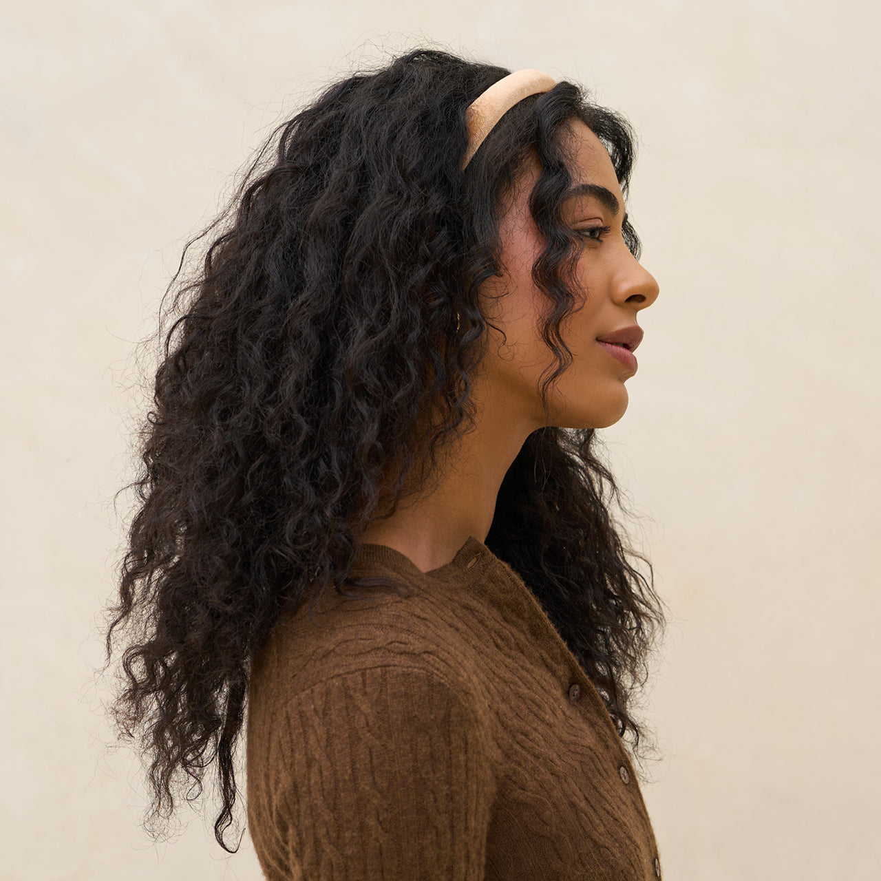 Satin- und Samtstirnbänder in Creme und Kamelbraun