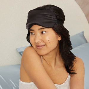 Die lavendelgewichtete Satin-Augenmaske