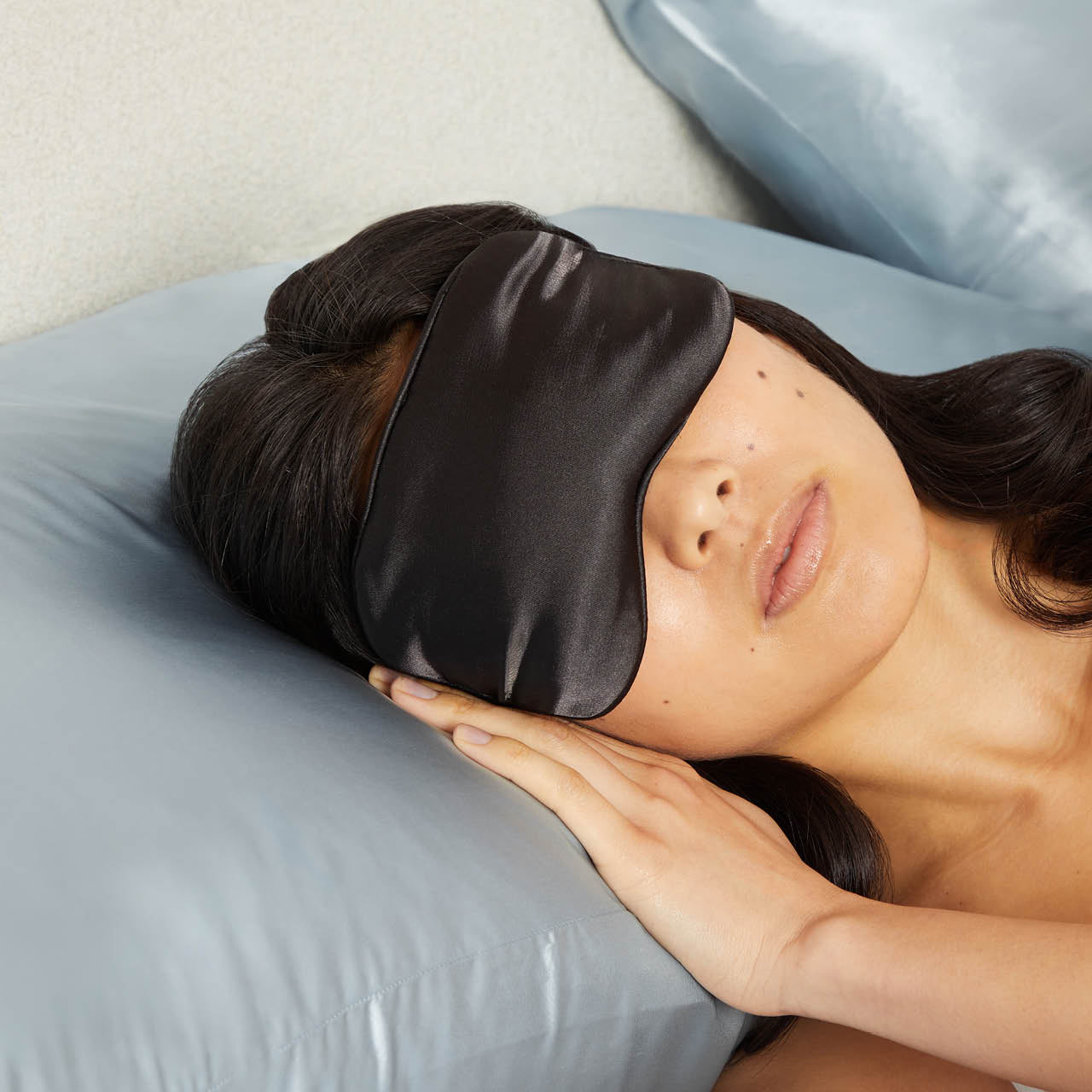 Die lavendelgewichtete Satin-Augenmaske