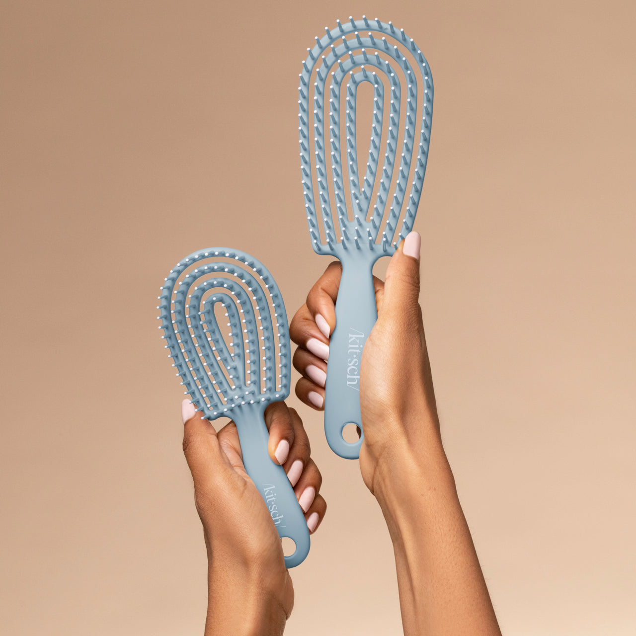 Model using the Kitsch Haze Blue Detangling Flexi Brush Mini on hair