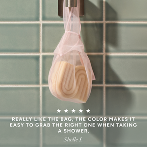 An image showing a Kitsch shampoo bar in a terracotta bar bag with a 5-star review that reads "Really like the bag, the color makes it easy to grab the right one when taking a shower."